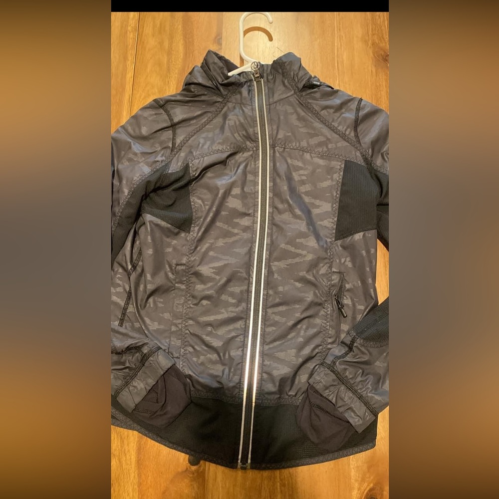Ivivva size 10   Windbreaker style